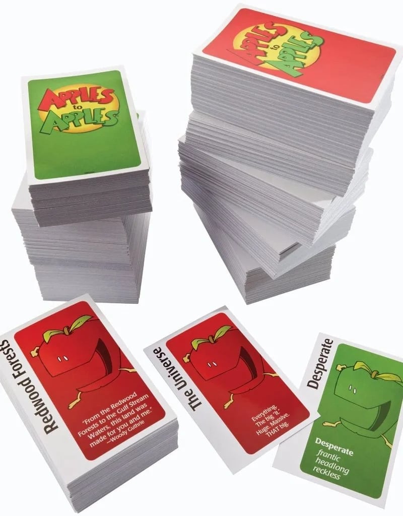 Plusieurs piles de cartes Apples to Apples avec des dos verts et rouges. L’exemple de la carte ‘Desperate’ souligne l’aspect amusant du jeu de mots