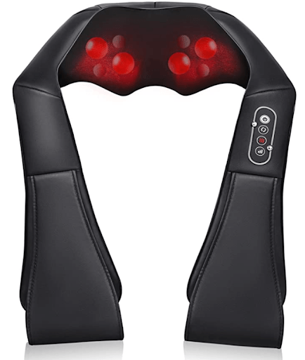 Um massageador de pescoço e ombros shiatsu preto em forma de U com nós vermelhos brilhantes. Este dispositivo fornece alívio profundo dos tecidos e calor.