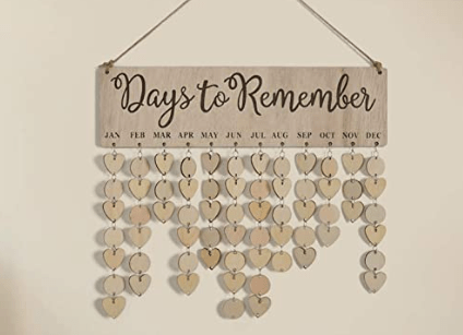 Calendário rústico de madeira ‘Days to Remember’ com meses e etiquetas de coração. As pessoas o usam para rastrear datas importantes, valorizando memórias.
