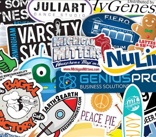 Uma colagem vibrante de adesivos multicoloridos com design personalizado para diversos negócios, exibindo logotipos lúdicos e profissionais.