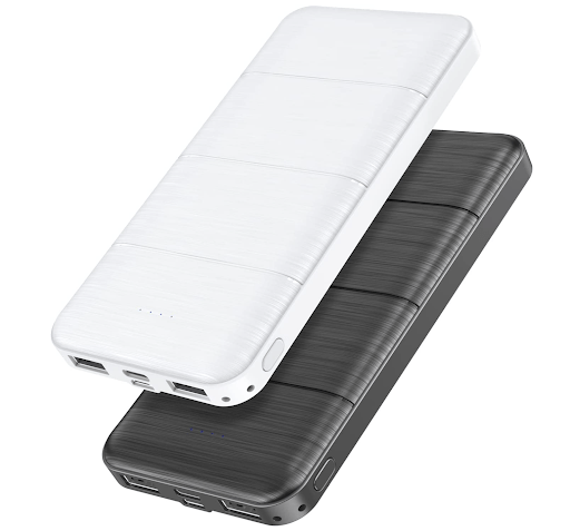 Power banks brancos e cinza escuro, acabamento em metal escovado, múltiplas portas USB, para carregamento de dispositivos portáteis.