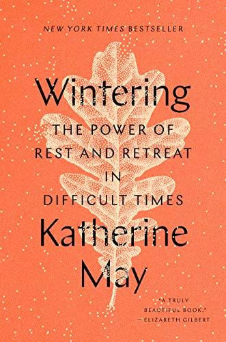 Buchcover für ‘Wintering’ von Katherine May. Zeigt ein texturiertes weißes Eichenblatt auf einem gesprenkelten orangefarbenen Hintergrund.