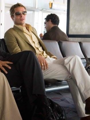 Brad Pitt crossing his legs in Ocean’s Eleven