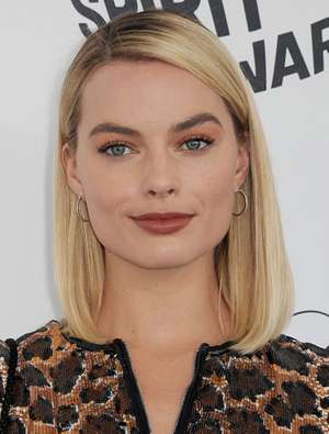 Margot Robbie mouth body language smiling