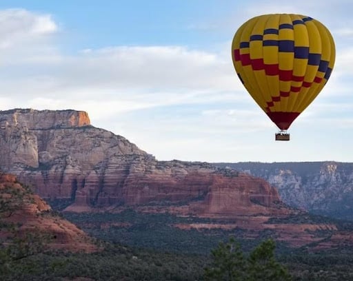 An image of one of many retirement gift ideas, a Sedona hot air balloon ride